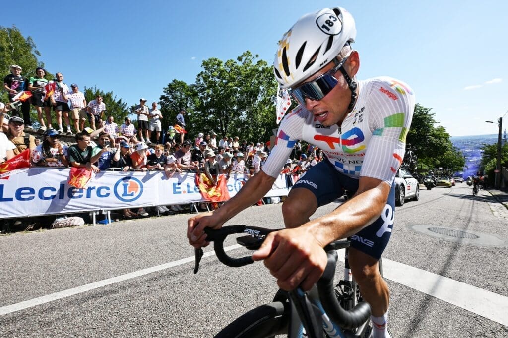 HJC Sports x Team TotalEnergies, édition spéciale Tour de France 2025 pour le casque Furion 3