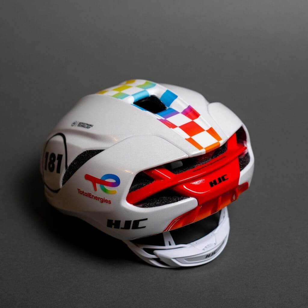 HJC Sports x Team TotalEnergies, édition spéciale Tour de France 2025 pour le casque Furion 3