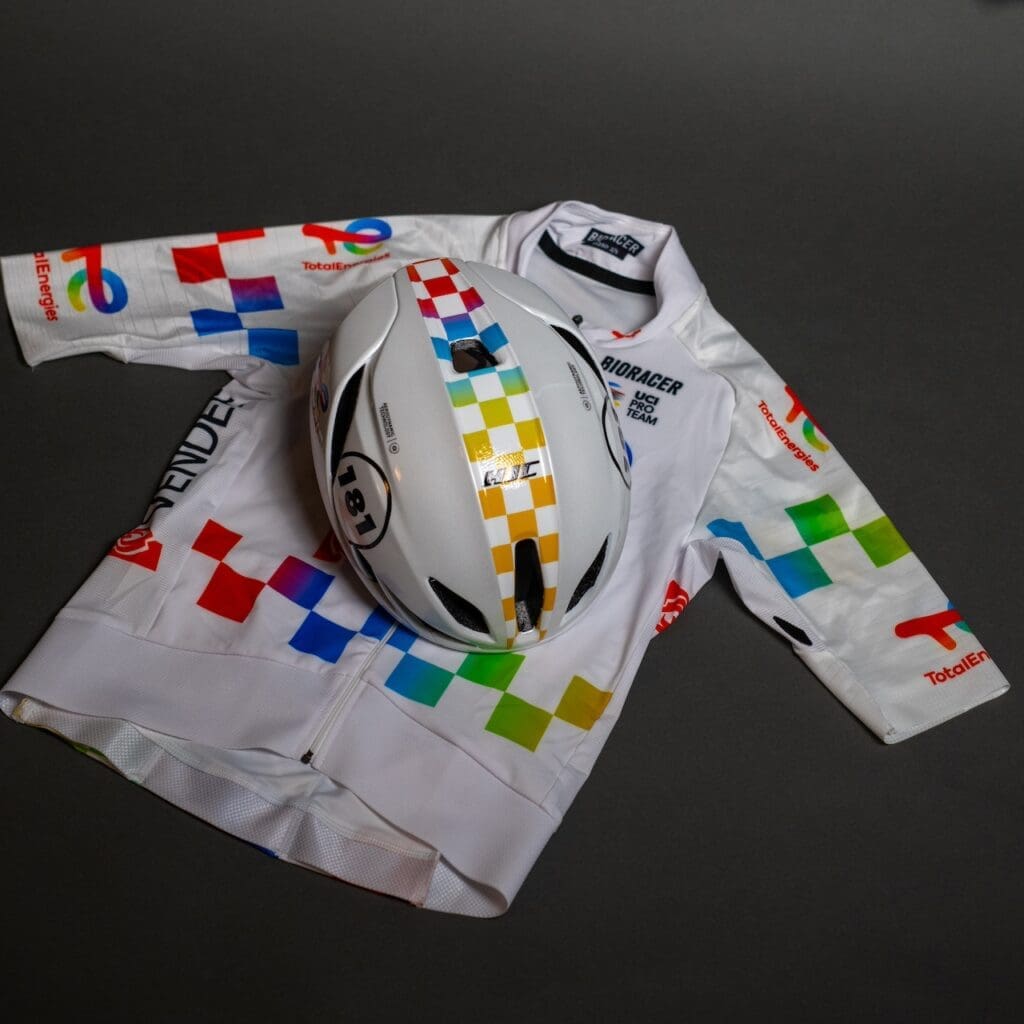 HJC Sports x Team TotalEnergies, édition spéciale Tour de France 2025 pour le casque Furion 3