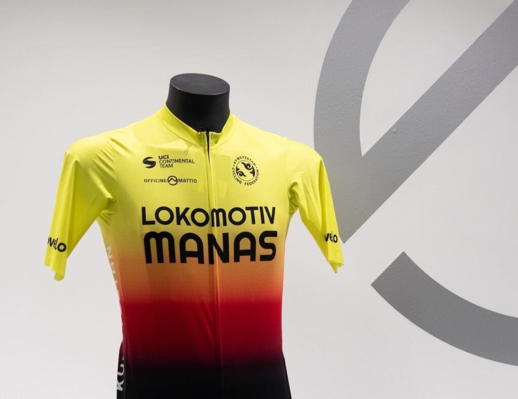 Le maillot de l'&eacute;quipe Lokomotiv Manas