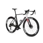 Nouveau d&eacute;cor UAE Team Emirates-XRG pour le Colnago VRs