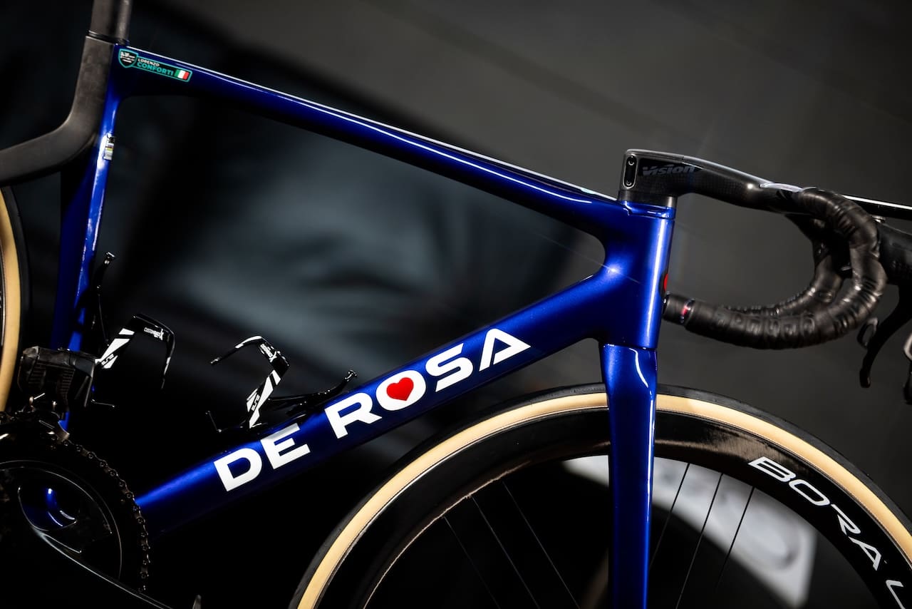 VF Group-Bardiani-Csf-Faizanè roule sur des vélos De Rosa