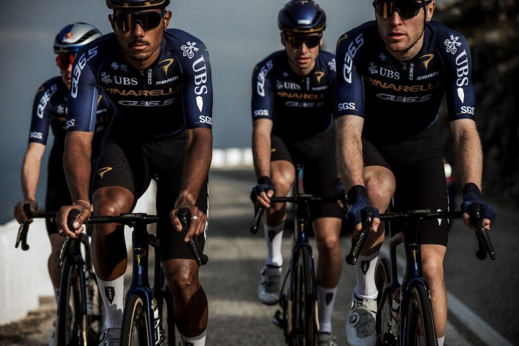 Q36.5 dévoile le kit 2026 de l'équipe Pinarello-Q36.5 Pro Cycling Team