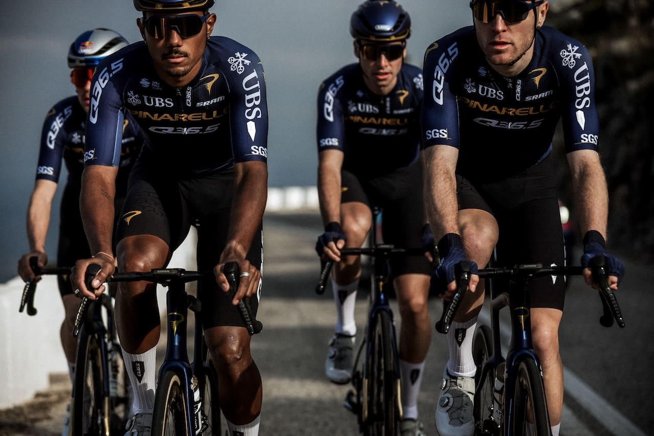 Q36.5 dévoile le kit 2026 de l'équipe Pinarello-Q36.5 Pro Cycling Team