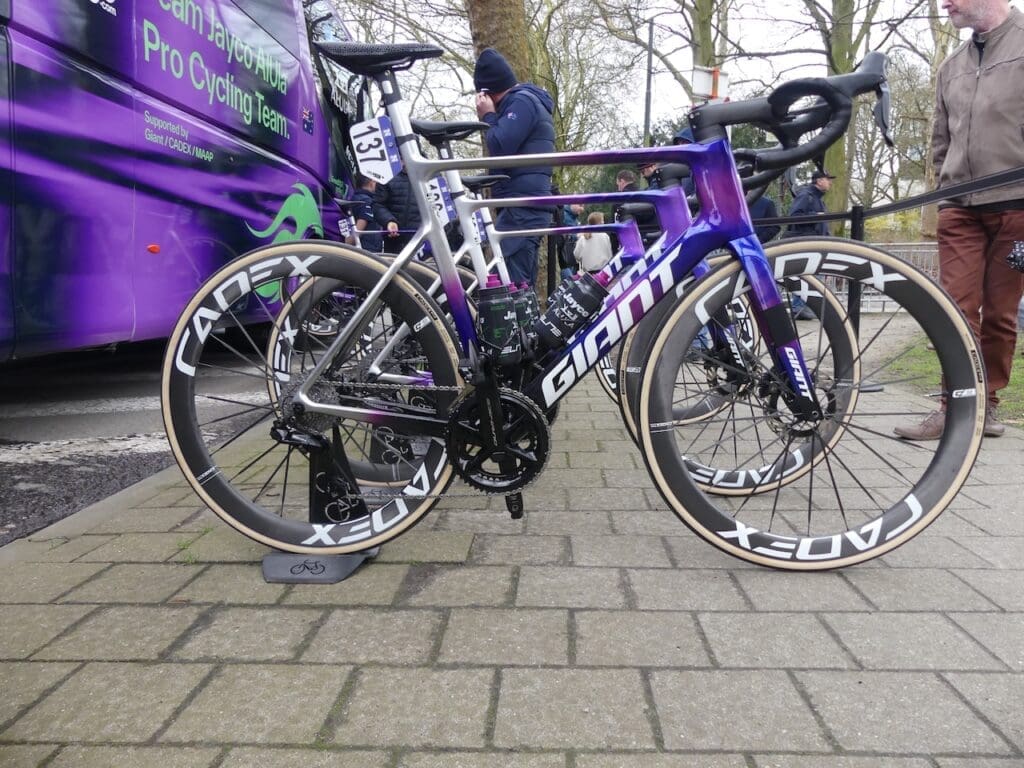 Le matériel et les vélos des pros vus l'Omloop Het Nieuwsblad 2026