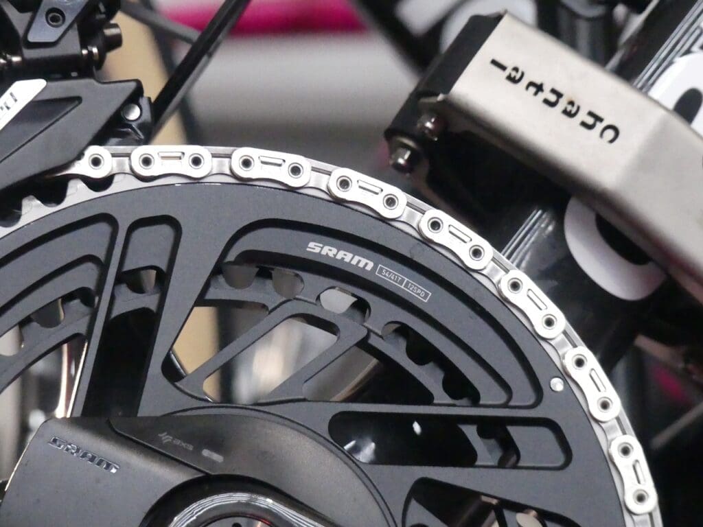 Le matériel et les vélos des pros vus l'Omloop Het Nieuwsblad 2026