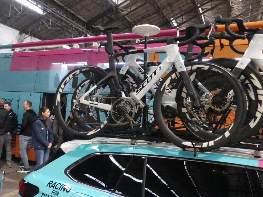 Le matériel et les vélos des pros vus l'Omloop Het Nieuwsblad 2026