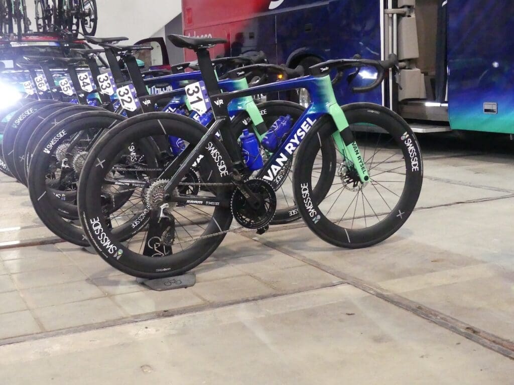 Le matériel et les vélos des pros vus l'Omloop Het Nieuwsblad 2026