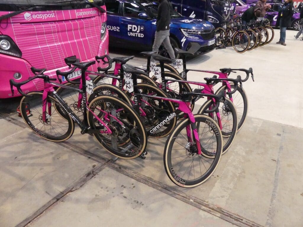 Le matériel et les vélos des pros vus l'Omloop Het Nieuwsblad 2026