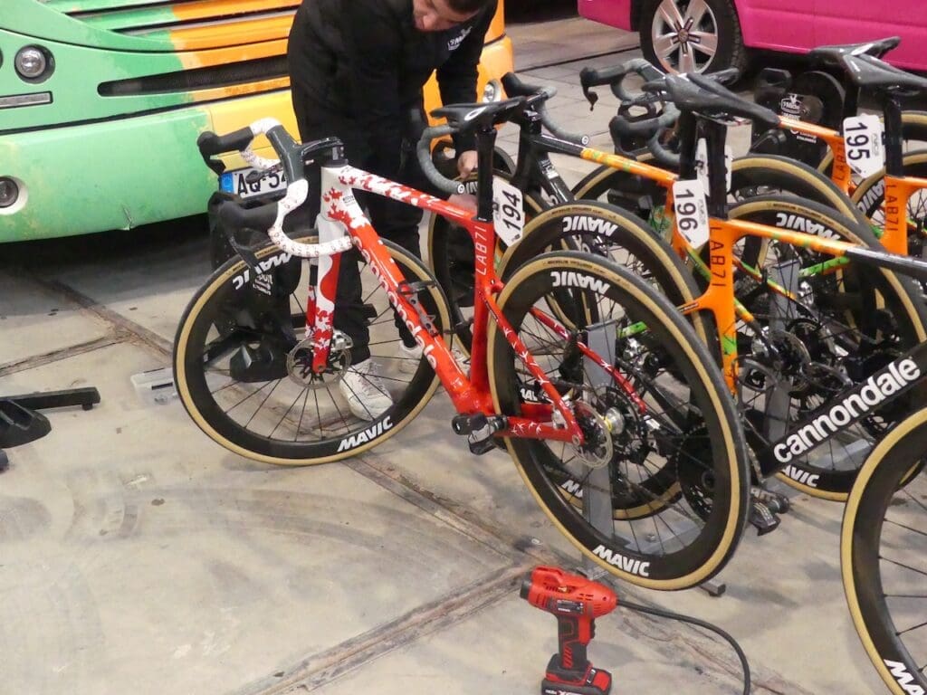 Le matériel et les vélos des pros vus l'Omloop Het Nieuwsblad 2026