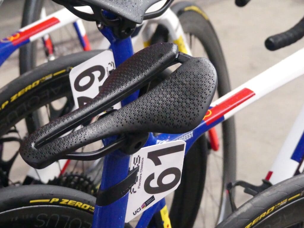 Le matériel et les vélos des pros vus l'Omloop Het Nieuwsblad 2026