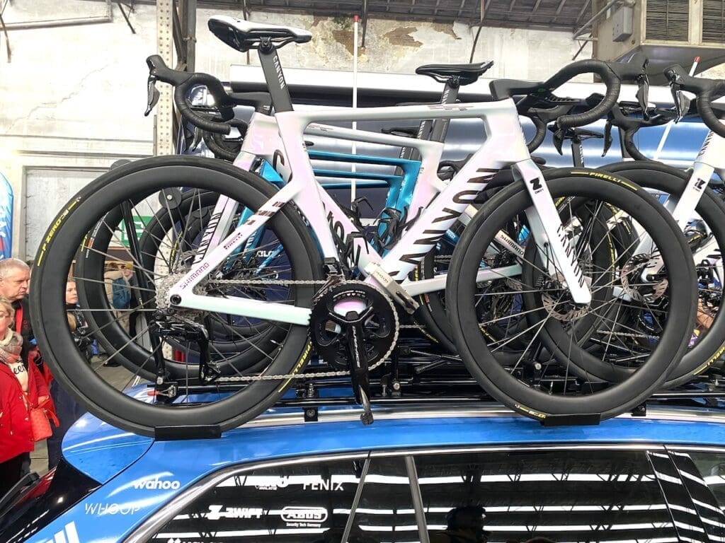 nouveau Canyon Aeroad CFR de Mathieu van der Poel de l'équipe Alpecin-Premier Tech sur l'Omloop Het Nieuwsblad 2026