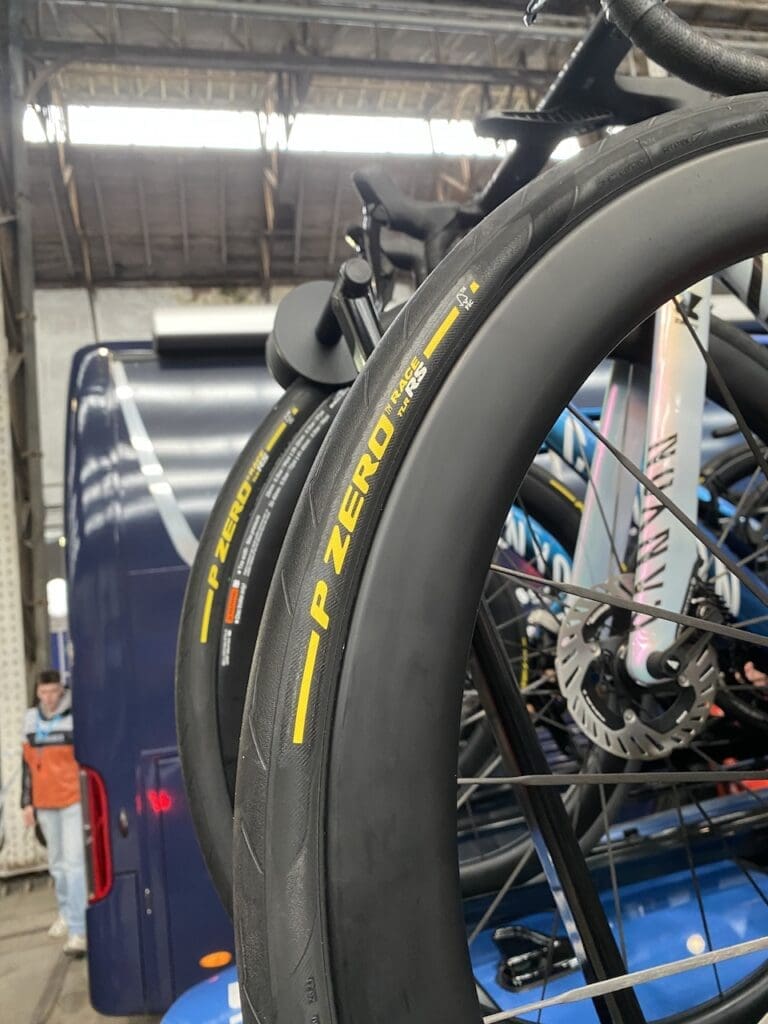 nouveau Canyon Aeroad CFR de Mathieu van der Poel de l'équipe Alpecin-Premier Tech sur l'Omloop Het Nieuwsblad 2026