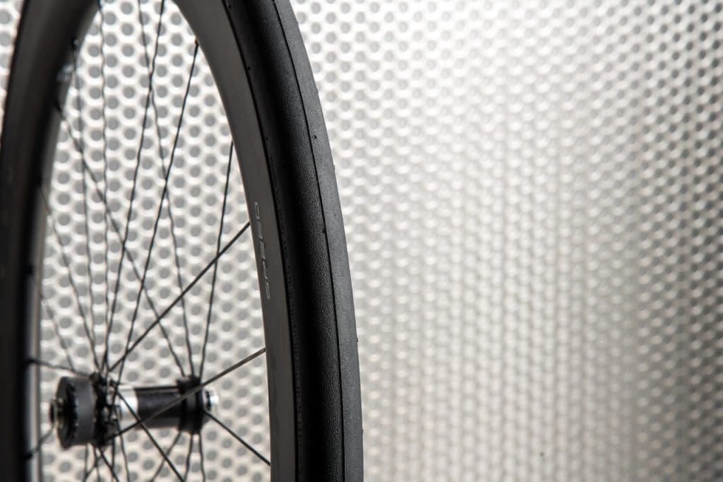 Nouveau tubeless Pirelli P ZERO Race TLR SL-R adoptant la technlogie PAAS