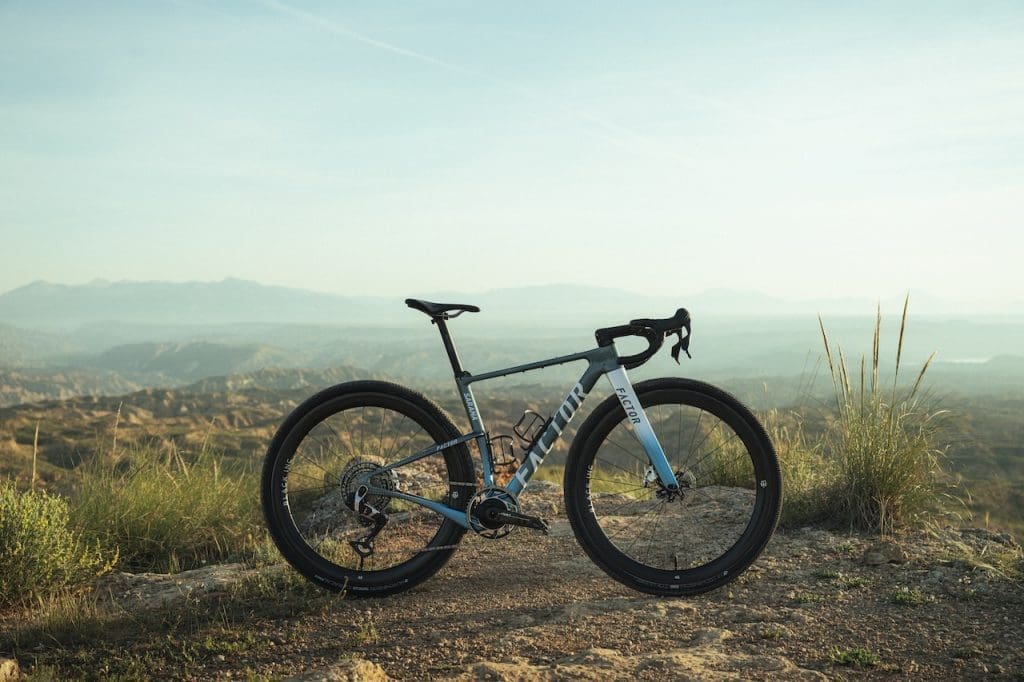 vélo de compétition gravel longue distance Factor Sarana
