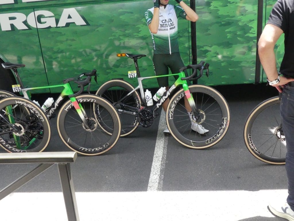 Le matériel et les vélos des pros sur le Tour Auvergne-Rhône-Alpes 2026